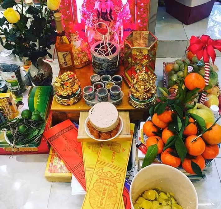 Cuối cùng, tượng Ông Cóc đặt bên trái ban thờ với ý nghĩa đón sinh khí, tài lộc. Ban ngày quay tượng ra ngoài trong khi buổi tối quay vào trong.