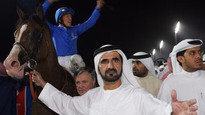 Bên cạnh những đóng góp cho sự phát triển kinh tế của Dubai, ông Sheikh Mohammed vướng phải những bê bối xoay quanh gia đình như bắt cóc, giam cầm con gái hay đe dọa vợ như truyền thông đưa tin. Giải thích cho các việc đã làm, ông giải thích rằng, những điều đó là để "bảo vệ lợi ích và phúc lợi" cho các con và vợ.