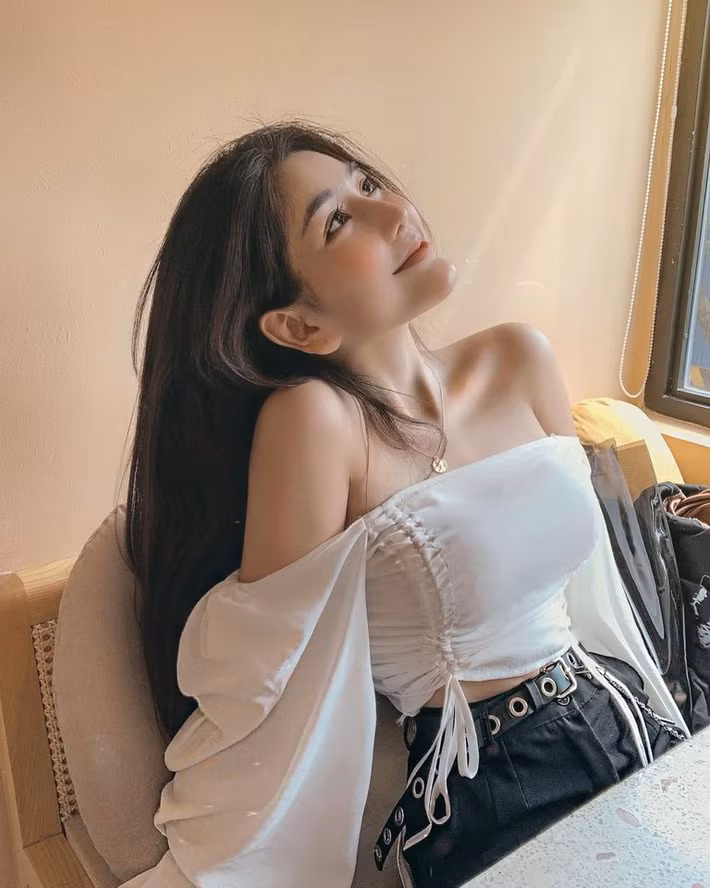 Cô không chỉ nổi tiếng trên mạng xã hội ở Việt Nam mà còn từng được báo Trung, Hàn khen ngợi sắc đẹp.