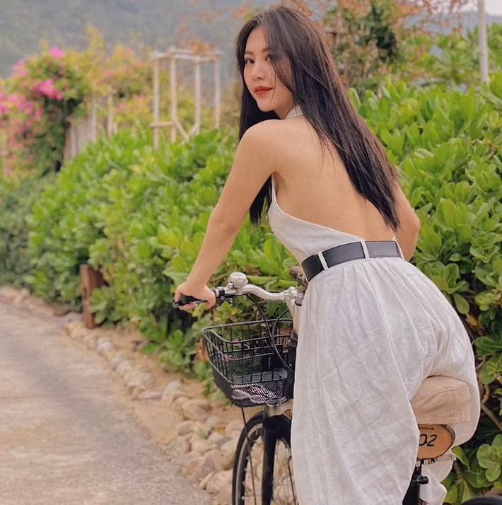 Vũ Ngọc Châm, sinh năm 1992, trước khi trở thành quán quân của cuộc thi The look 2017 thì cô từng là một nữ tiếp viên hàng không của một hãng hàng không Hàn Quốc. Cô gây ấn tượng nhờ gương mặt xinh đẹp, chiều cao nổi bật và gu thời trang nóng bỏng.