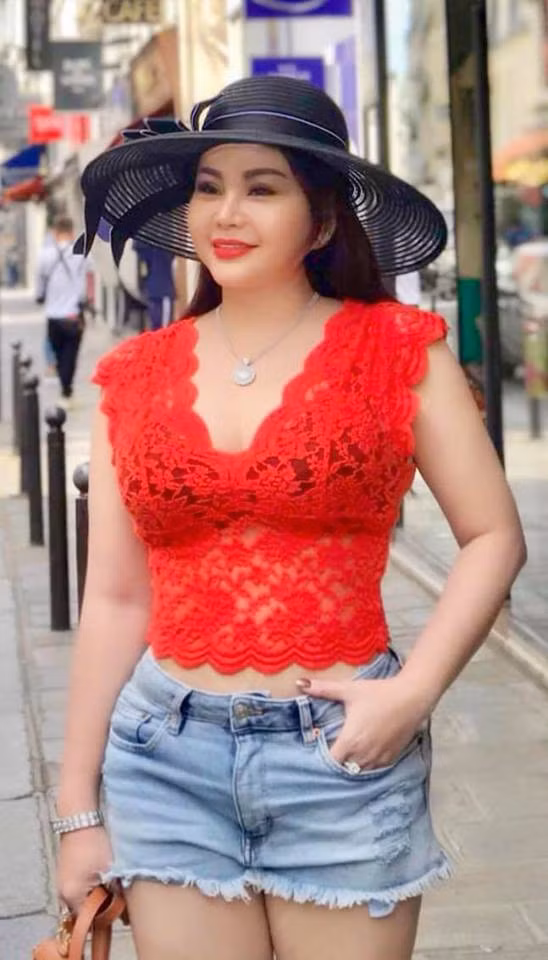 Lê Giang luôn tự tin với các trang phục ôm dáng sau khi đụng "dao kéo" làm đẹp nhiều bộ phận cơ thể. Ảnh: FBNV.