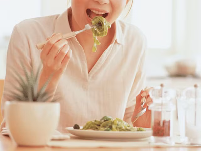 Nhanh no: Thay đổi khẩu vị, nhanh no luôn là triệu chứng của việc sức khỏe gặp vấn đề bất thường. Nếu hàng ngày, bạn có thể xử lý ba bữa ăn thông thường một các dễ dàng nhưng bỗng nhiên gặp khó khăn trong việc này, cần thăm khám sớm để xác định nguyên nhân kịp thời.