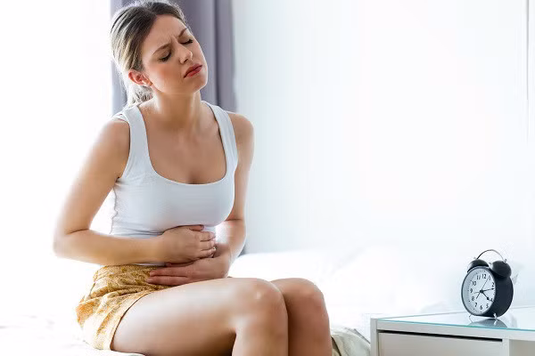 Đầy hơi: Đây là triệu chứng của nhiều căn bệnh khác nhau, trong đó có ung thư buồng trứng nhưng nếu tình trạng này không biến mất sau khi ăn vài giờ, kéo dài trong nhiều ngày, cần tới gặp bác sĩ để trao đổi và kiểm tra kịp thời.