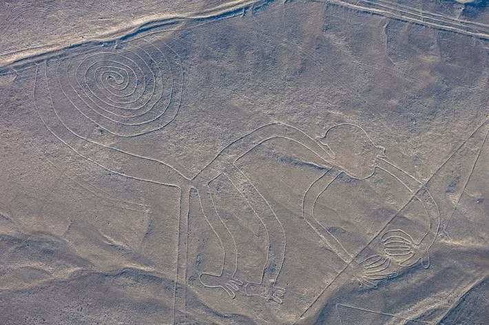 Trong khi đó, một quan điểm suy đoán những hình vẽ Nazca do một nền văn minh bí ẩn tạo ra nhằm thực hiện các nghi lễ tôn giáo hoặc dùng trong thiên văn...