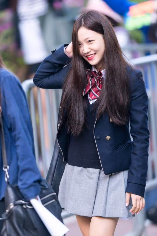 Nữ ca sĩ Yeri (nhóm Red Velvet) cũng mặc đồng phục rất nhẹ nhàng, nữ tính. Ảnh: Internet.
