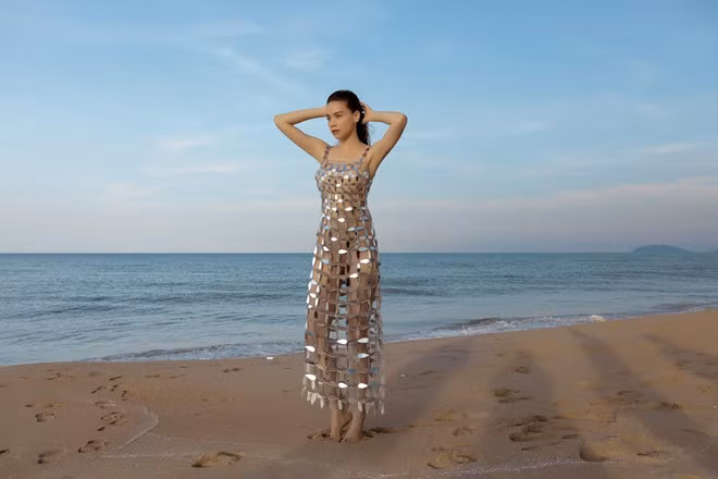 Trước đây, không ít lần Hà Hồ mặc trang phục hở bạo xuất hiện trước công chúng. "Nữ hoàng giải trí" cũng từng bị chỉ trích vì mặc chiếc váy xuyên thấu nhạy cảm khi ra mắt MV Em muốn anh đưa em về.