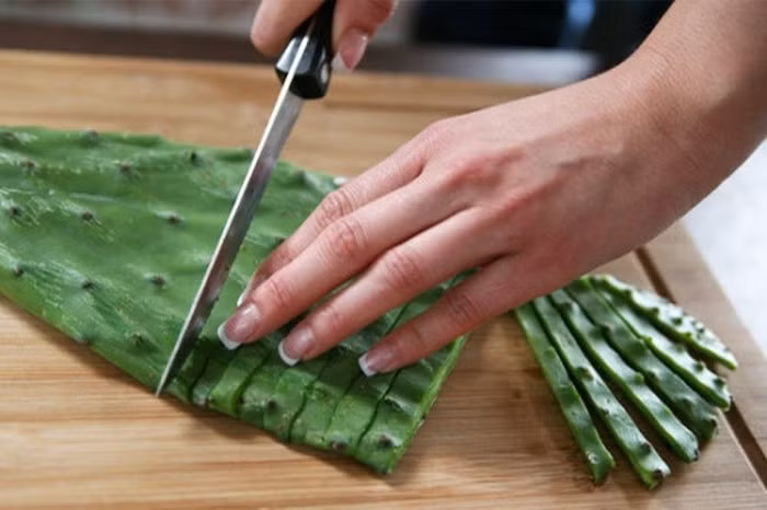 Nếu muốn thưởng thức xương rồng xào, người dân chỉ cần đem xương rồng sơ chế rồi vắt ráo nước, sau đó là đem xào với tỏi như các loại rau xanh bình thường. Đây được xem là món ăn yêu thích nhất của du khách khi đến đất Quảng Nam.