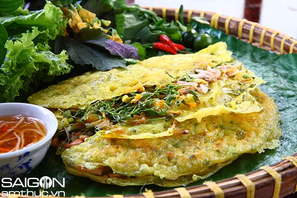 Bánh xèo bông điên điển là tổng hòa của nhiều hương vị rất hài hòa có chua cay của nước chấm, ngọt của tôm thịt, giòn giòn của vỏ bánh, bông điên điển và bùi bùi của mỡ hành. Bánh được ăn với các loại rau trong vườn nhà như: đọt bằng lăng, đọt xoài, đọt điều, lá mơ...
