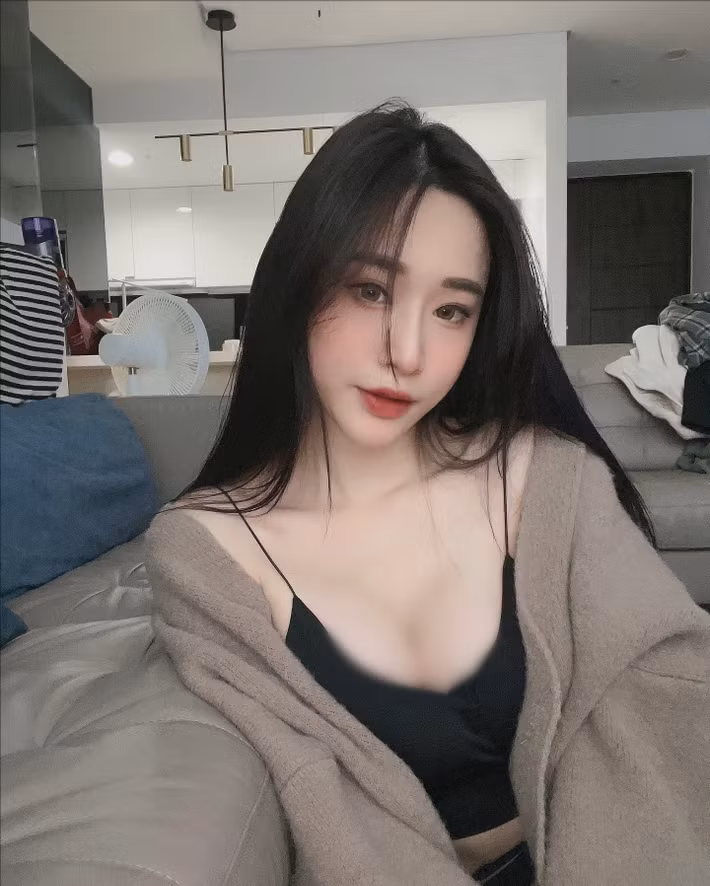 Bản thân Văn Văn cũng tự làm mẫu cho thương hiệu quần áo Domiss mà cô sáng lập.