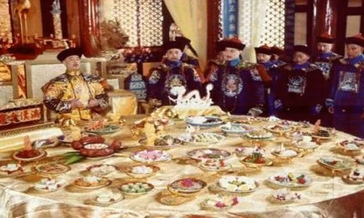 Theo các nhà nghiên cứu lịch sử, hoàng đế thường dùng bữa với hàng chục món khác nhau. Điều đáng chú ý là hoàng đế không được quá 3 lần gắp cho mỗi món ăn. Đây là quy định ăn uống dành cho bậc đế vương để tránh bị kẻ khác đầu độc vào món ăn yêu thích.