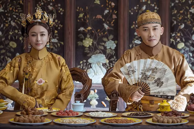 Là người quyền lực và giàu sang nhất đất nước, hoàng đế nhà Thanh ở Trung Quốc thời phong kiến có cuộc sống vương giả. Mỗi bữa ăn của nhà vua đều được các đầu bếp giỏi nhất chế biến.