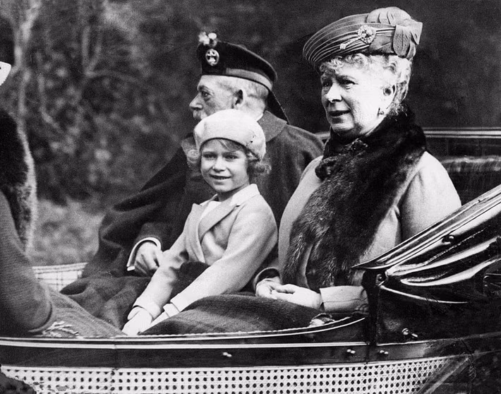 Công chúa Elizabeth cùng với ông bà ngồi xe ngựa trên đường trở về lâu đài Balmoral ở Scotland sau khi tham dự một buổi lễ tại nhà thờ năm 1932.