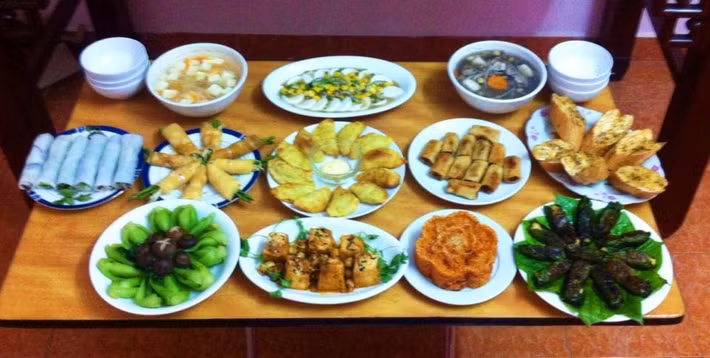 Nay nhằm ngày lành tháng tốt, gia đình chúng con sắm sửa lễ tạ mong báo đáp ân thâm, tỏ lòng tôn kính. Cúi xin Chư vị Tôn Thần lai giáng án tiền, nhận hưởng lễ vật, chứng minh tâm đức.
