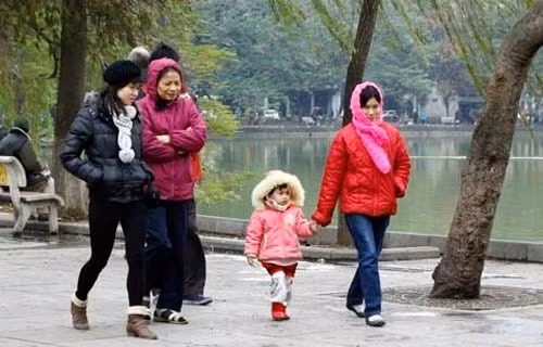 3. Lưng: Lưng là bộ phận chi phối năng lượng dương, nên mặc áo choàng hoặc áo giữ nhiệt để tăng cường giữ ấm cho lưng và bảo vệ năng lượng dương trong cơ thể, ngăn chặn khí lạnh xâm nhập cơ thể.
