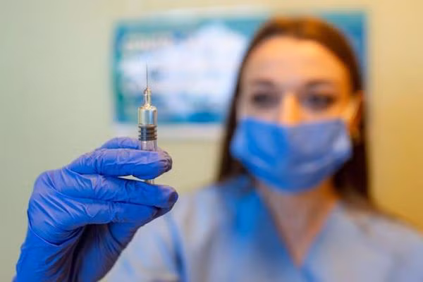 Virus SARS-CoV-2 gây tổn thương các cơ quan theo 2 cách. Thứ nhất là tấn công trực tiếp. Thứ hai là gián tiếp qua cơ chế miễn dịch gây ra hiện tượng tăng đông, hoạt hóa tiểu cầu, tổn thương tế bào, hình thành huyết khối trong các mạch máu nhỏ và mạch máu lớn.