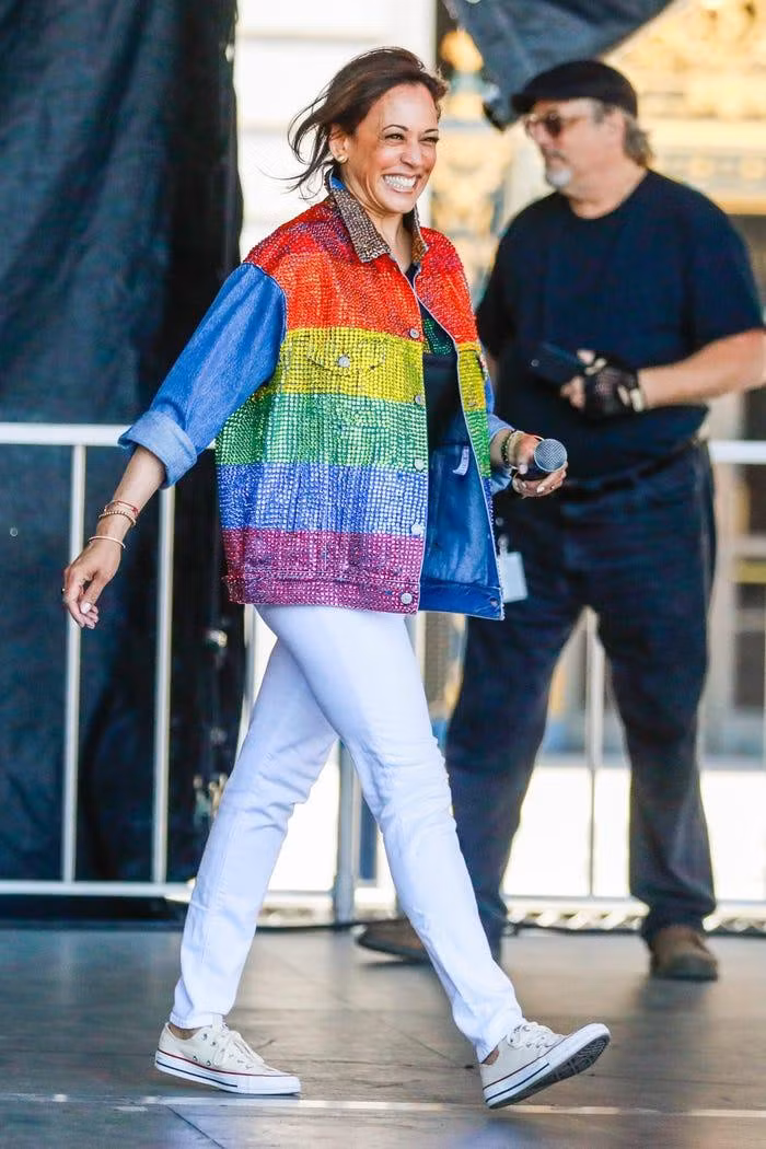Trước khi trở thành Phó Tổng thống, Kamala Harris xuất hiện trong cuộc diễu hành tại San Francisco. Bà diện áo denim đính cườm sequin sắc cầu vồng, áo thun đen, quần jeans trắng và thắt lưng Hermès, có ý nghĩa ủng hộ cộng đông LBGT.