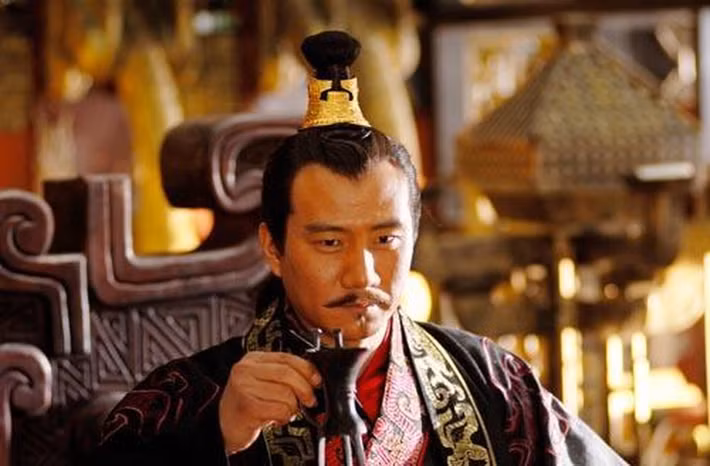 Theo lệnh của Ngô vương Phù Sai, hàng triệu nam giới được huy động để xây dựng lăng mộ. Biết vua cha Hạp Lư khi còn sống rất thích kiếm nên Phù Sai đã cho người chuẩn bị 3.000 thanh kiếm. Sau khi lăng mộ xây xong, vua Hạp Lư được chôn cùng số kiếm trên và vô số ngọc ngà châu báu giá trị.
