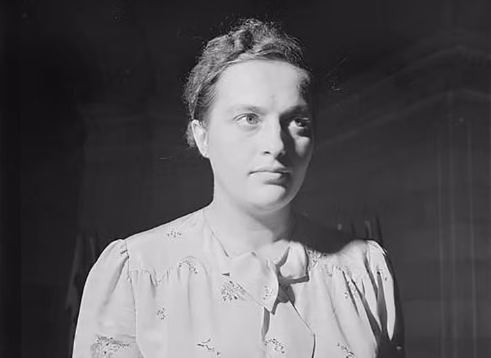 Sinh năm 1916 tại Ukraine, Lyudmila Pavlichenko là nữ xạ thủ huyền thoại của Liên Xô trong Thế chiến 2. Sau khi phát xít Đức xâm lược Liên Xô vào tháng 6/1941, bà đã đăng ký gia nhập quân đội Liên Xô để bảo vệ quê hương.