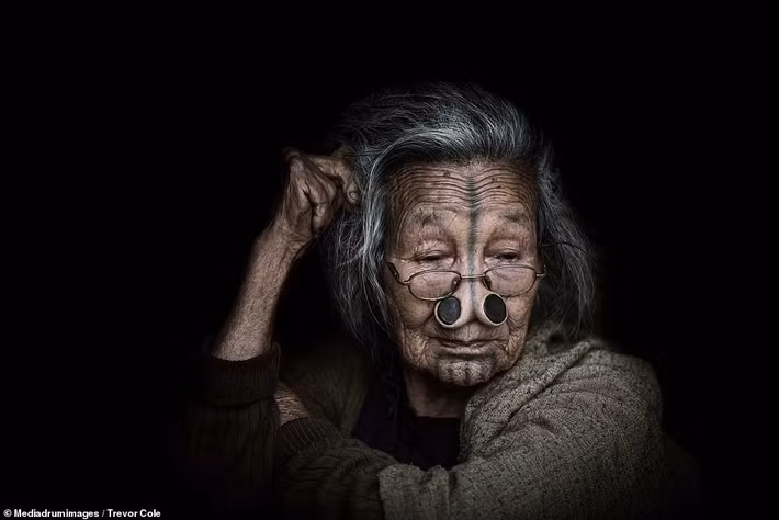 Hộp sọ của kẻ thù được người Konyak treo trên cây "thiêng" ở ngay lối vào của ngôi làng.
