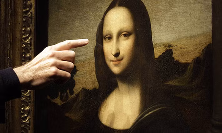 Tiếp đến, bức tranh Mona Lisa đối mặt với một số vụ tấn công, phá hoại khác. Nổi tiếng là sự việc xảy ra vào năm 1956. Khi ấy, một kẻ phá hoại văn vật đã tạt axit vào bức tranh khi nó được đem trưng bày tại một bảo tàng ở Montauban, Pháp.