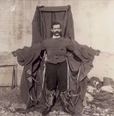 Thợ may người Áo Franz Reichelt được nhớ đến với cái chết hết sức kỳ quặc. Sinh năm 1878 tại Wegstadtl, Áo (nay là Cộng hòa Czech), ông là người tiên phong trong việc phát minh áo dù cho phi công lái máy bay.