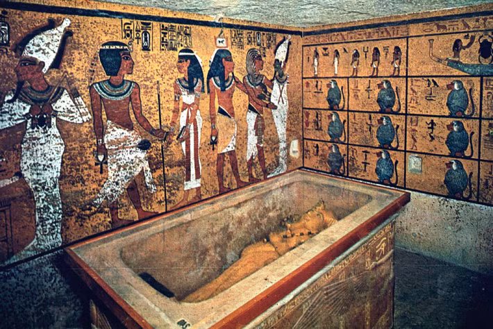 Tutankhamun là pharaoh nổi tiếng Ai Cập lên ngôi khi từ 9 tuổi. Ông trị vì đất nước trong 10 năm trước khi băng hà. Ông được chôn cất trong lăng mộ tại thung lũng của các vị Vua.