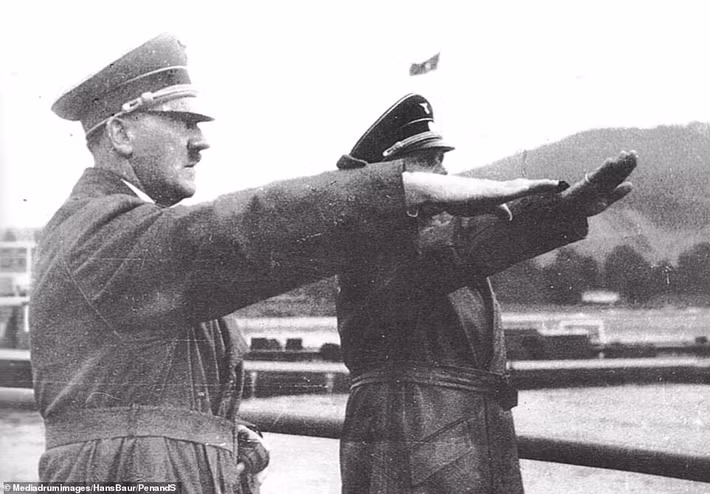 “Hitler đến gặp tôi và nắm lấy hai tay tôi. Hitler nói: 'Baur, tôi muốn nói lời tạm biệt. Đã đến lúc rồi. Các tướng lĩnh đã phản bội tôi, binh sĩ không còn động lực chiến đấu'”, Hans Baur viết trong nhật ký.