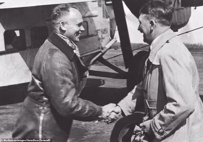 Trong nhật ký, Baur viết rằng, ông đã cố gắng giải thích với Hitler rằng vẫn còn máy bay. Ông có thể đưa Hitler đến Nhật Bản hoặc Argentina hay tới những địa điểm an toàn hơn. Tuy nhiên, Hitler đáp lại: “Chiến tranh sẽ kết thúc với sự sụp đổ của Berlin. Tôi sẽ đứng cùng hoặc sụp đổ với Berlin”.