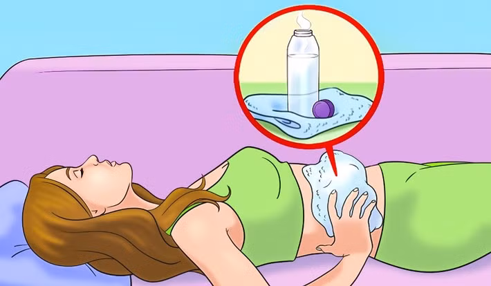 Sử dụng túi nước nóng để giảm co thắt hoặc chuột rút cơ bắp: Nếu bạn không có túi chườm, hãy đổ nước nóng vào chai nhựa. Đổ đầy chai bằng nước nóng, bọc trong khăn và áp lên vùng bị đau. Nhiệt giúp cơ bắp thư giãn, giảm đau và giảm bớt sự khó chịu. Ảnh: BS.