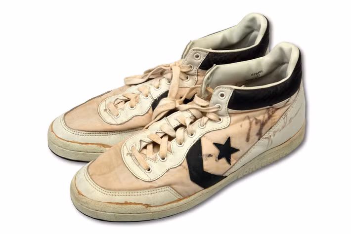 Converse Fastbreak (190.373 USD, tương đương 4,4 tỷ đồng): Đôi giày thể thao này từng được huyền thoại bóng rổ Michael Jordan mang khi anh và đồng đội giành huy chương vàng Olympic 1984. Đôi giày có chữ ký của Michael Jordan được trả lên đến 190.373 USD, mức giá cao nhất cho một đôi giày thi đấu của cầu thủ.