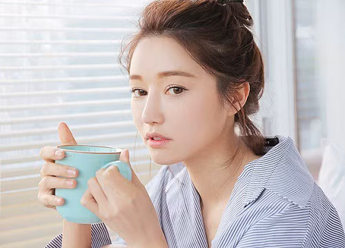 Khi lượng nước trong cơ thể không đủ, các tế bào sẽ teo lại. Nó làm tăng khả năng vòng 1 bị “xẹp lép”. Không những thế, thiếu nước còn làm cho da trở nên nhăn nheo hơn. Vì thế, các bạn cần uống đủ 2 – 2,5 lít nước mỗi ngày để cung cấp đủ nước cho da và ngực thêm săn chắc.