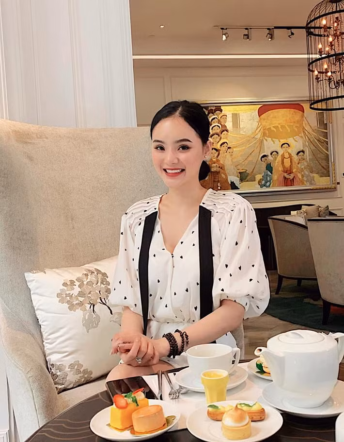 Bên cạnh đó, Phương Trang luôn dùng kem chống nắng vào ban ngày, bất kể thời tiết ra sao. Đây là cách để bảo vệ làn da khỏi tác hại của tia tử ngoại.