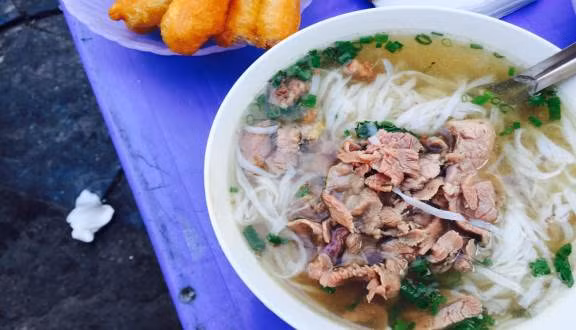 Phở gánh - Hàng Chiếu: Phở gánh không chỉ là món ngon xuất sắc so với nhiều quán phở nổi tiếng khác ở Hà Nội,mà nó còn có hương vị rất riêng không lẫn vào đâu được. Gánh phở nằm ngay trên vỉa hè phố Hàng Chiếu, đoạn giao với Hàng Đường luôn bán từ khá sớm.