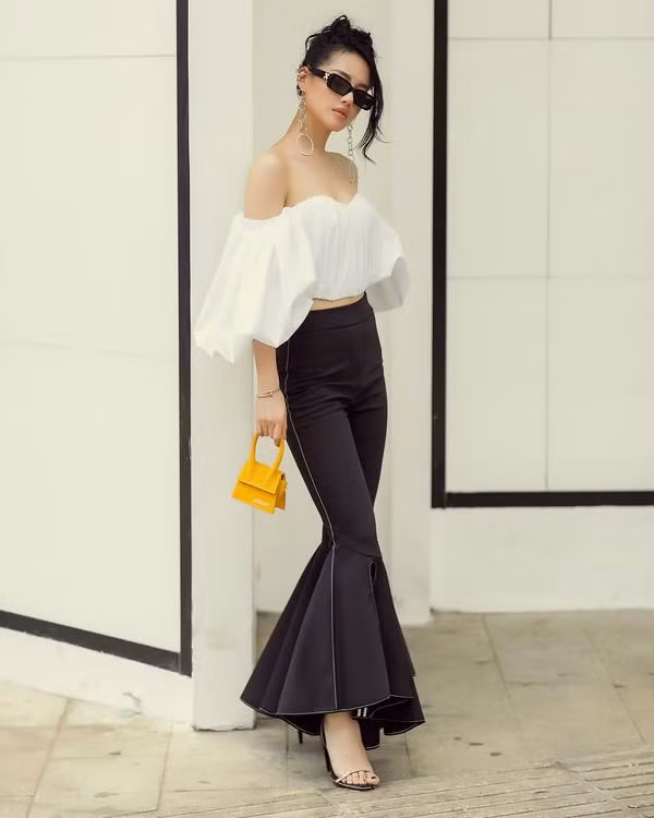 Trước đây một số mẫu túi siêu nhỏ của Jacquemus có thể chứa được một củ lạc, vài hạt hạnh nhân hoặc một thỏi son, tối đa là thêm 1 chiếc thẻ tín dụng.
