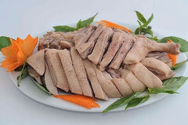 Thịt vịt (miền Trung): Đây là món ăn được rất nhiều gia đình ở miền Trung sử dụng trong dịp Tết Đoan Ngọ. Người dân miền Trung quan niệm, từ ngày 5/5 âm lịch vịt bắt đầu vào mùa, thịt vịt sẽ mềm và thơm ngon hơn. Vì thế, trong Tết Đoan Ngọ, ở hầu hết các gia đình, họ đều mua vịt và chế biến thành nhiều món ăn khác nhau.