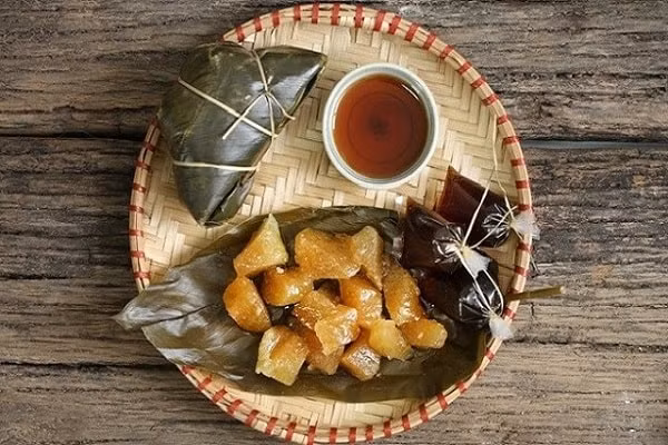 Bánh tro (Nam Trung Bộ, Nam Bộ và một số nơi của Miền Bắc): Đây là món ăn truyền thống trong dịp Tết Đoan Ngọ ở một số tỉnh miền Bắc, vùng Nam Trung Bộ và nam Bộ. Bánh tro có nhiều tên và hình dáng khác nhau như bánh ú, bánh tro (gio), bánh âm và có vài biến thể khác nhau theo địa phương.