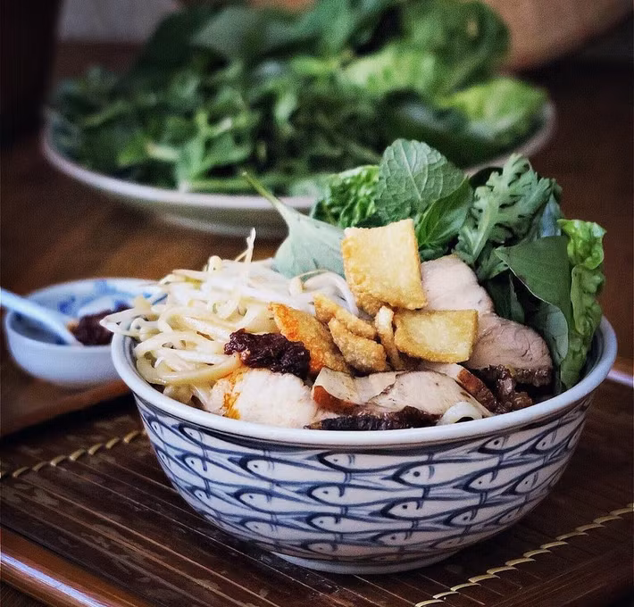 Một món ăn Việt khác cũng trong danh sách này là cao lầu. Đây là món ăn đặc trưng của ẩm thực xứ Quảng, hấp dẫn du khách khi đến Hội An (Quảng Nam). Một tô cao lầu đầy đủ gồm có mì, thịt xá xíu, bì heo chiên giòn, rau sống... ăn kèm với nước dùng ngũ vị béo ngọt đặc trưng.