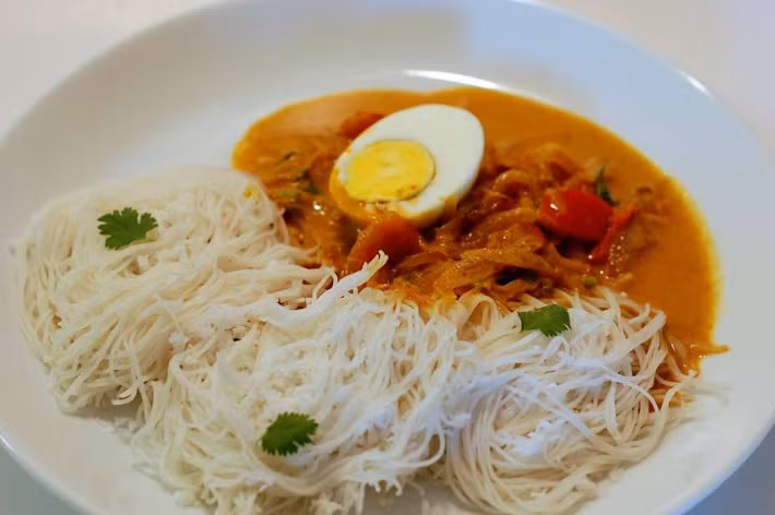 Idiyappam là món ăn phổ biến tại Sri Lanka và phía nam Ấn Độ. Idiyappam được làm từ bột trộn cùng nước cốt dừa nên có mùi vị béo, thơm. Các sợi bánh có độ dai, mịn. Người dân cùng các loại nước sốt khác nhau hoặc ăn cùng với cà ri nấu từ khoai tây, trứng, cá, thịt...
