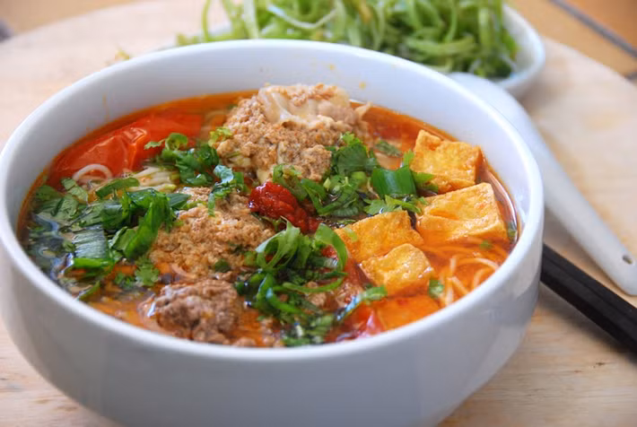  Bún riêu Hà Nội lọt top các món ăn làm từ sợi mì gạo ngon nhất châu Á. Đây là một trong những món ăn tạo dấu ấn trong lòng du khách.