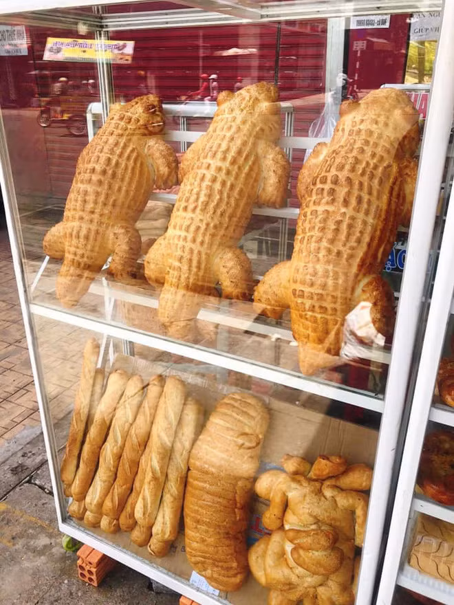 Không chỉ tạo hình độc đáo, chiếc bánh mì còn có kích thước "siêu to, khổng lồ" khiến nhiều người không khỏi tò mò về nguồn gốc của chiếc bánh.