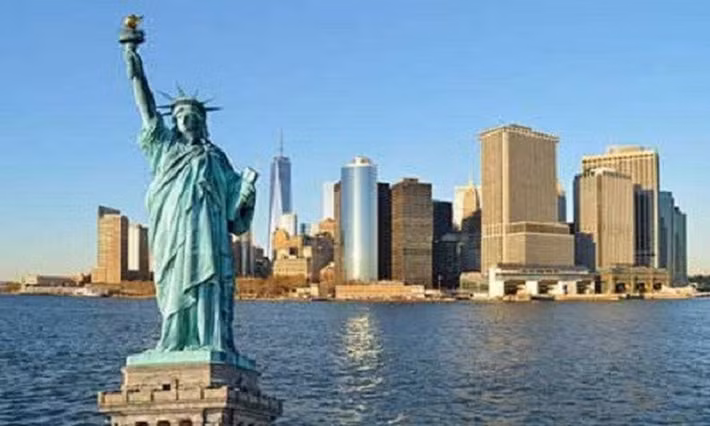 Bức tượng Nữ thần Tự do là món quà mà nhân dân Pháp tặng cho nước Mỹ. Nó do Frédéric Auguste Bartholdi và Gustave Eiffel thiết kế.