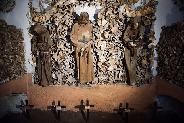 Để được bảo quản tại hầm mộ Capuchin bên dưới nhà thờ Santa Maria de Concezione, các gia đình trả một khoản tiền phí.