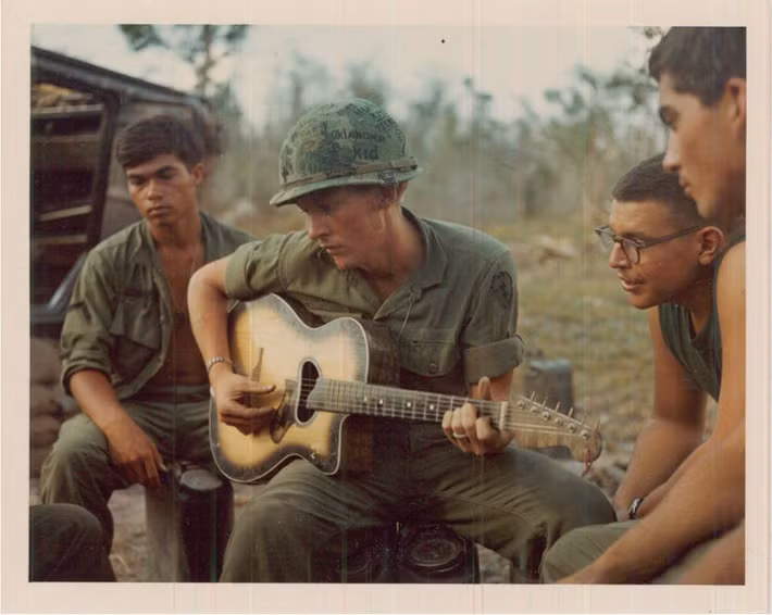 Một nhóm binh lính Mỹ ngồi đánh đàn và ca hát trên một chiến trường hồi tháng 1/1968.