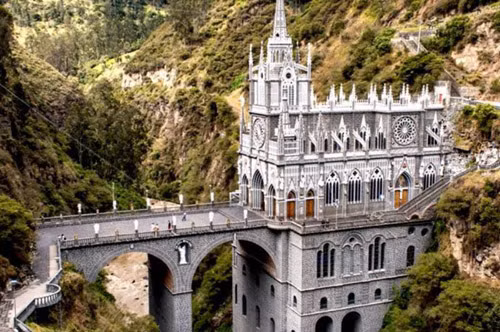Nhà thờ Las Lajas cao 100 m được xây dựng trong hẻm núi cạnh sông Guaitara ở Colombia. Giữa thiên nhiên hùng vĩ, nhà thờ ấn tượng này trở thành kiến trúc nổi bật nhất.
