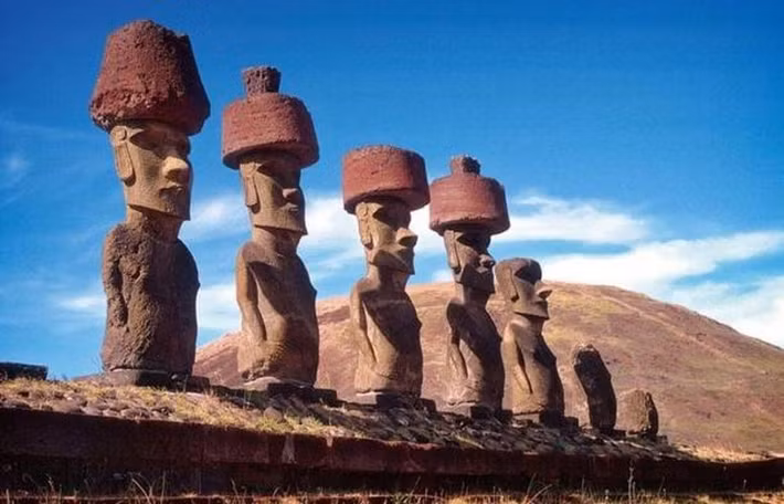 Một nghiên cứu mới được công bố trên tạp chí Nature hé lộ sự thật về dân số trên đảo Phục sinh. Theo các chuyên gia, dân số trên hòn đảo này chưa từng suy giảm và đã có sự tiếp xúc với người Mỹ bản địa.