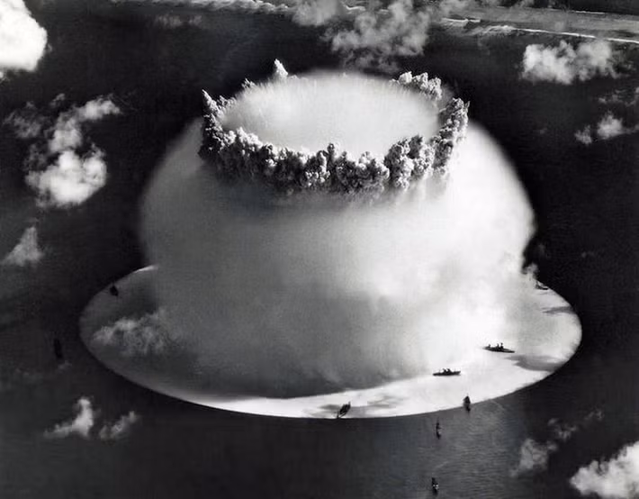 Mỹ ghi tên vào lịch sử khi là quốc gia đầu tiên sở hữu vũ khí hạt nhân và sử dụng bom nguyên tử trong chiến tranh. Sau khi Thế chiến 2 kết thúc, các nhà khoa học Mỹ tiếp tục nghiên cứu và thực hiện nhiều vụ thử hạt nhân.