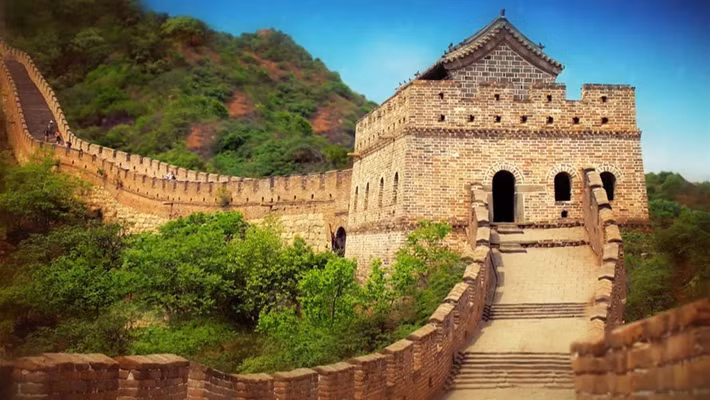 Từ đây, nhiều người tò mò không biết Vạn Lý Trường Thành được xây dựng như thế nào mà ngàn năm không đổ. Để trả lời câu hỏi này, các chuyên gia, nhà nghiên cứu lịch sử bỏ ra nhiều thời gian và tâm huyết.
