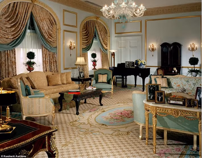 Sau khi thoái vị để cưới Wallis Simpson, vua Anh Edward VIII được phong làm quận công Windsor. Vào năm 1936, vợ chồng quận công Windsor tới nghỉ ở khách sạn Waldorf Astoria và tham gia vào một số hoạt động xã hội ở New York. Trong ảnh là căn phòng mà vợ chồng Edward VIII từng nghỉ. Nhiều món đồ nội thất trong căn phòng này sẽ được đem bán đấu giá.