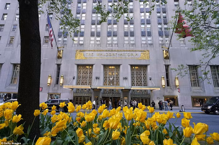 Khách sạn Waldorf Astoria ở New York, Mỹ bán đấu giá 80.000 cổ vật từng được các nhân vật nổi tiếng lịch sử dùng khi nghỉ ngơi tại đây. Theo đó, nhiều món đồ nội thất xa hoa có từ thế kỷ 19 được đem bán đấu giá từ ngày 17/10 - 15/11.