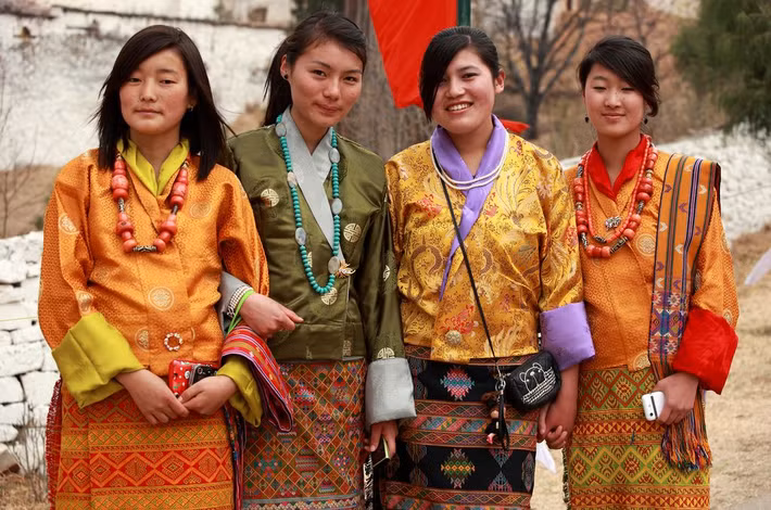 Tên của mỗi người dân Bhutan có 2 tiếng nhưng không phân chia theo họ tên. Theo đó, mọi thành viên trong một gia đình có tên hoàn toàn khác nhau.
